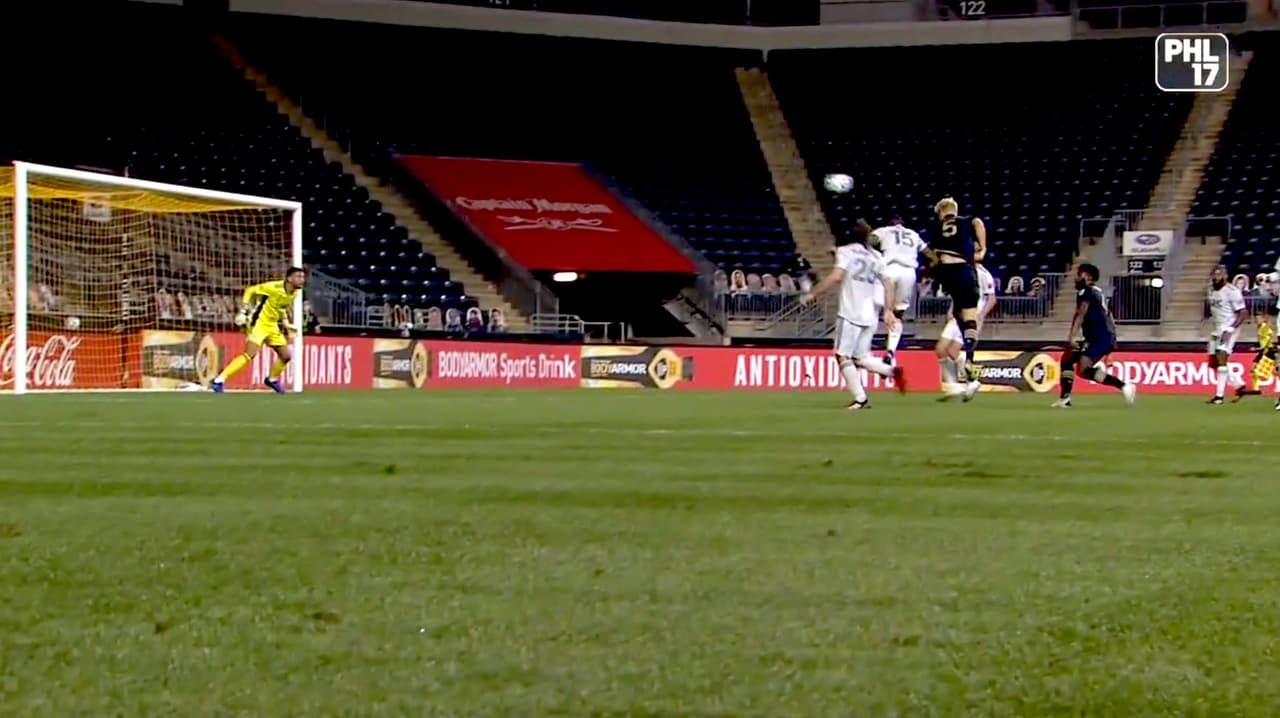 ¡Feroz cabezazo! El noruego Jakob Glesnes acaricia el gol con un peligroso remate