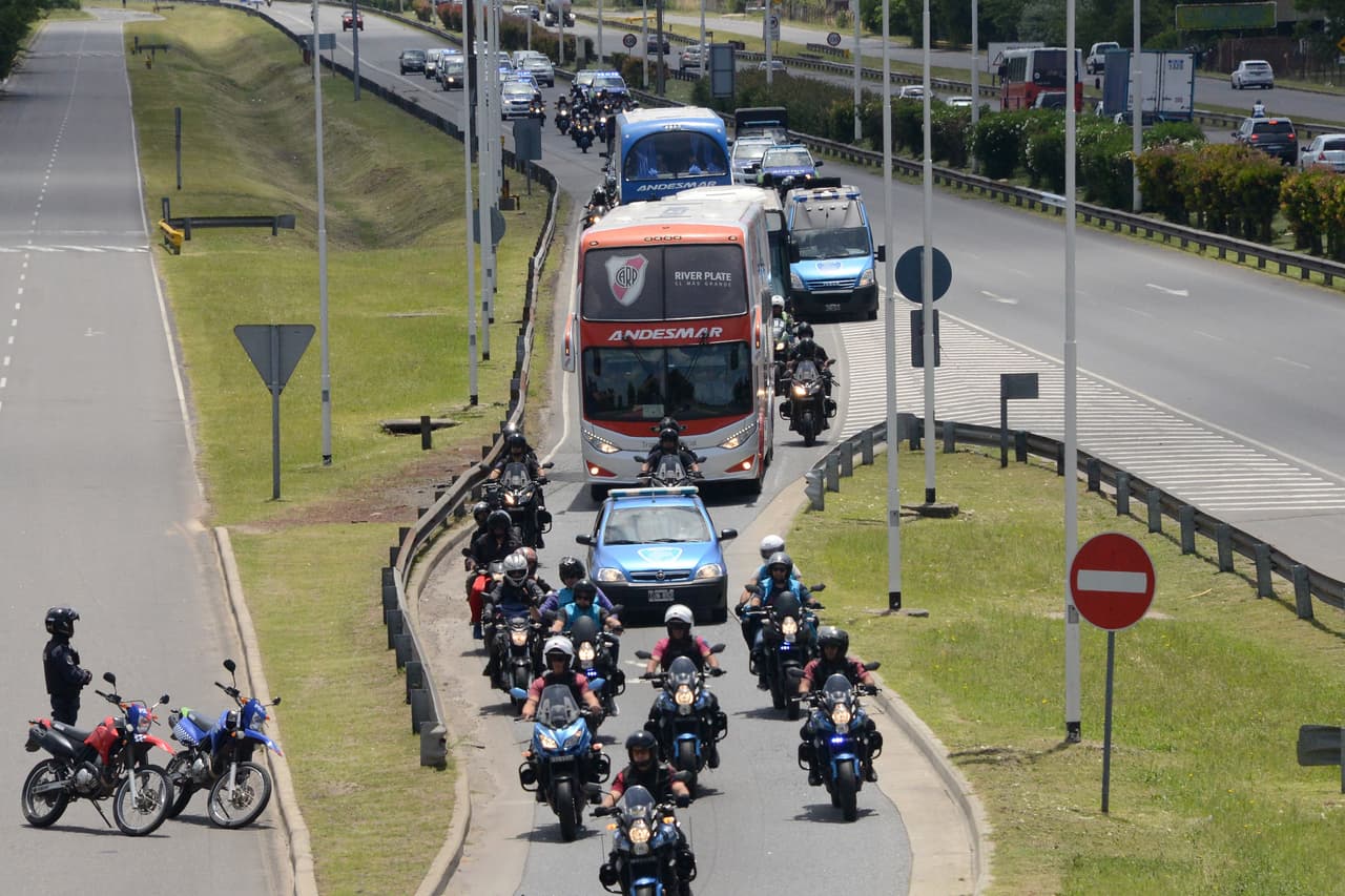 Eso sí, el camión del equipo realizó el trayecto fuertemente custodiado por la Policía bonaerense.