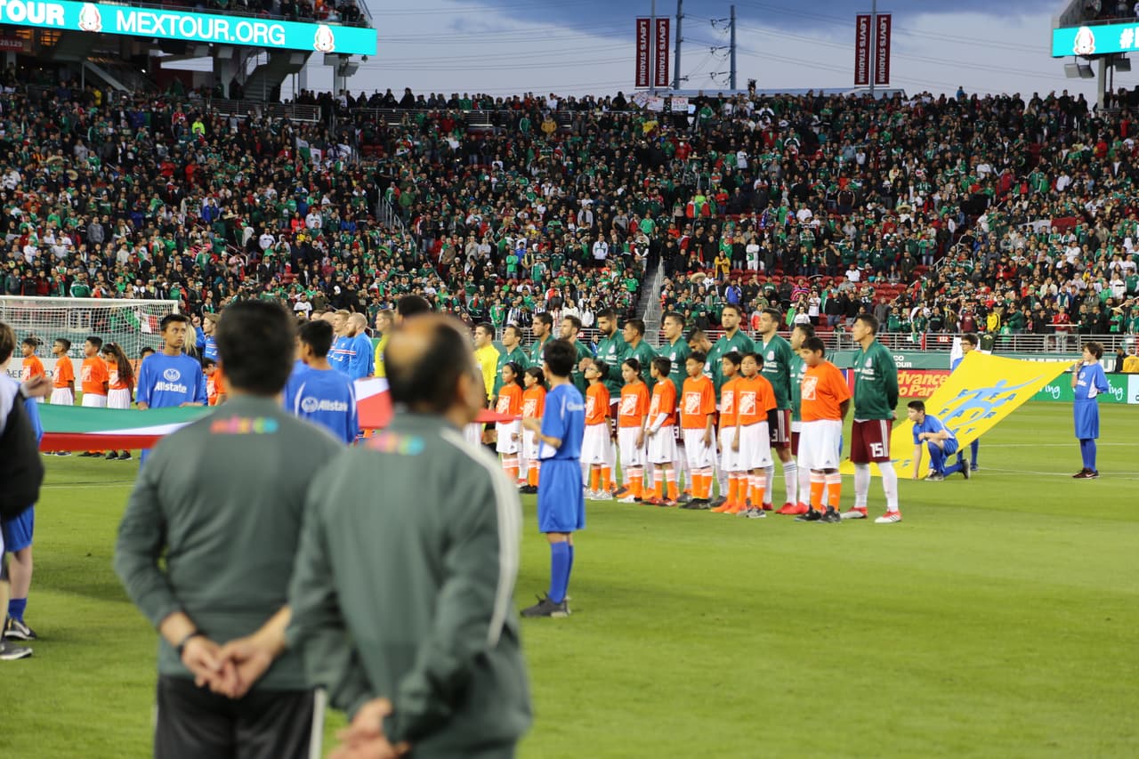 Seguimiento gráfico de los trabajos en cancha de los jugadores, las características del escenario y hasta la alegría de los asistentes en el Levi's Stadium en el partido de México contra Islandia.Seguimiento gráfico de los trabajos en cancha de los jugadores, las características del escenario y hasta la alegría de los asistentes en el Levi's Stadium en el partido de México contra Islandia.