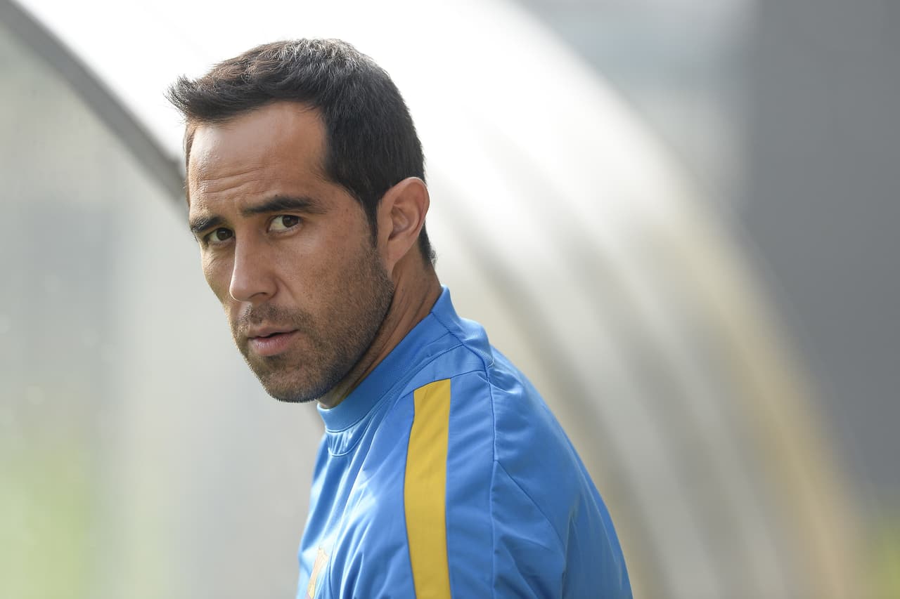 Bravo fue el titular indiscutible del Barcelona en Liga la temporada anterior, donde incluso tuvo un arranque impresionante imponiendo un récord colgando el cero en los primeros ocho partidos, y terminó llevándose el Zamora al recibir solo 19 goles en 37 partidos.