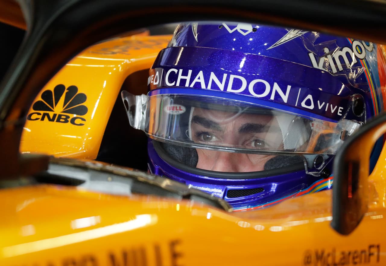 El español Fernando Alonso siguió sin suerte al ser chocado en la primera vuelta por Charles Leclerc lo que causó su abandono.