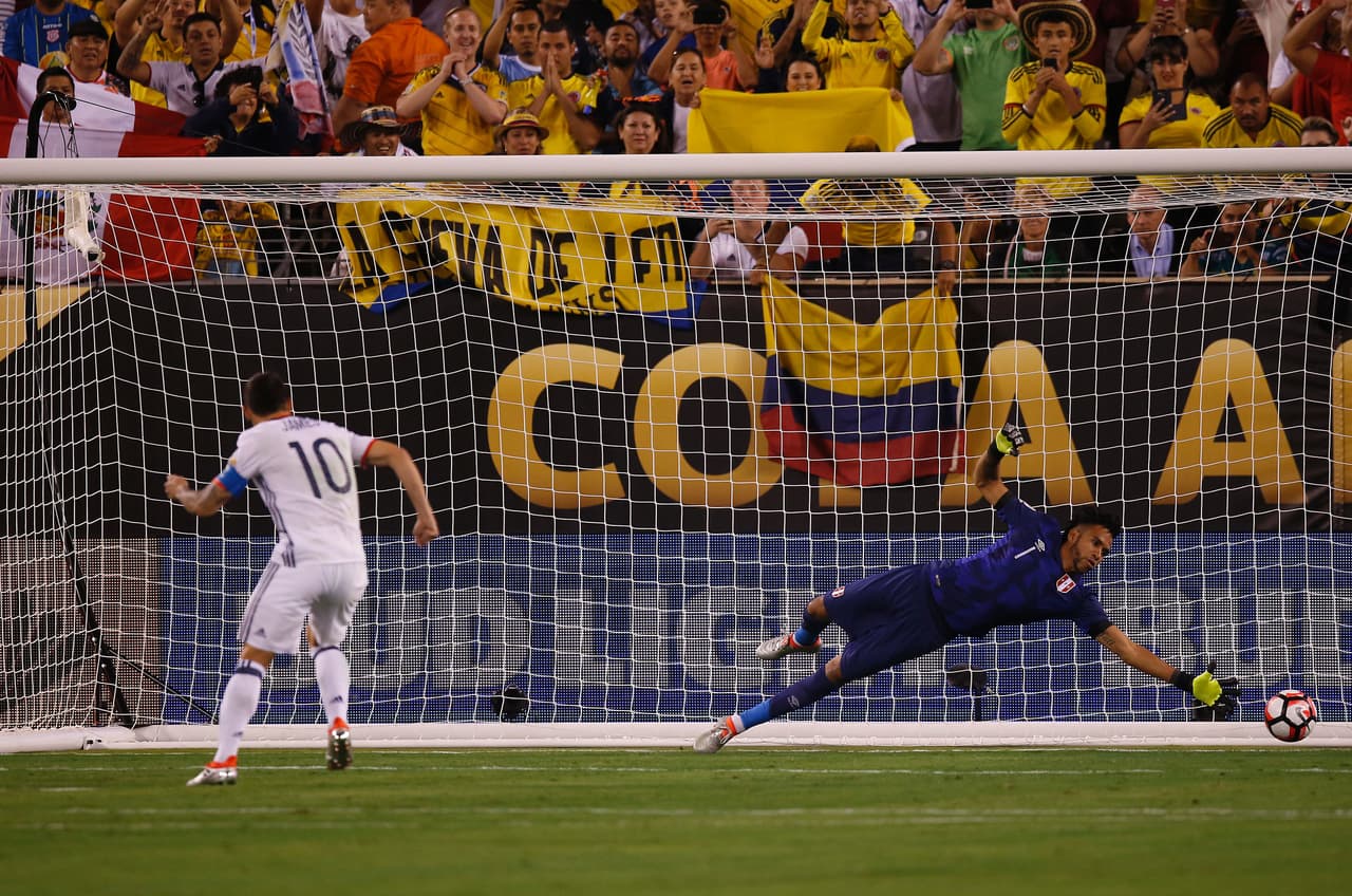 Definición por penales. James Rodriguez marca el primero para Colombia, por el lado derecho de la portería.