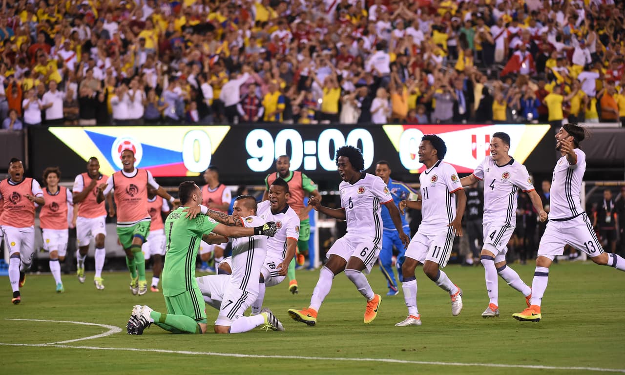 Todo el equipo corre a abrazar a David Ospina.