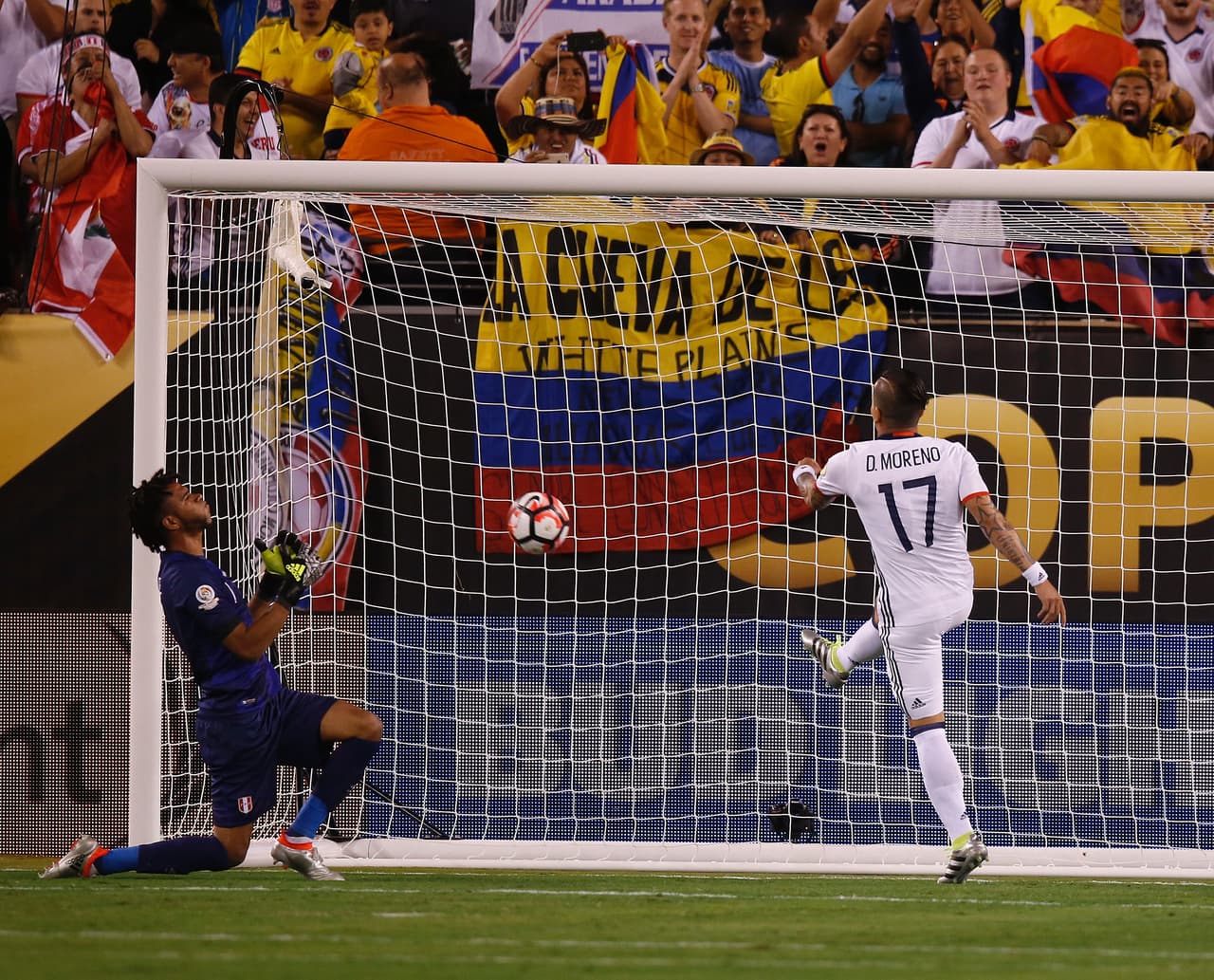 Dayro Moreno, de Colombia, marca con pierna derecha la ventaja 3- 2.