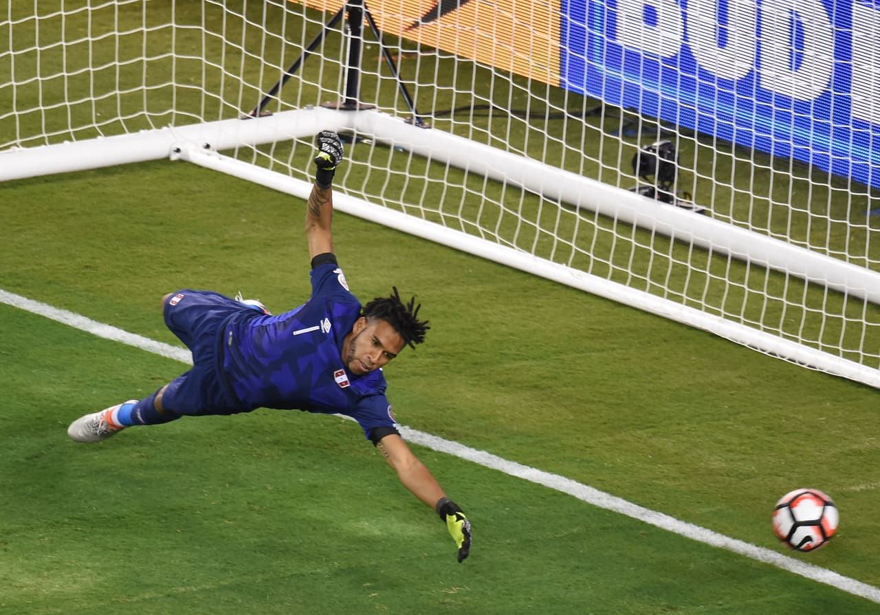 Luego del empate de Perú, cobrado por Raúl Ruidíaz, su portero Pedro Gallese no pudo detener el disparo de Juan Cuadrado de Colombia.