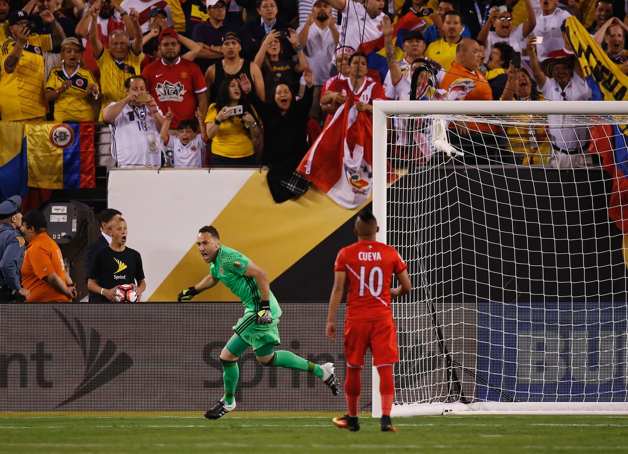 El colombiano Sebastián Pérez pone el partido 4-2 y, posteriormente, el peruano Christian Cueva falla su oportunidad con un disparo que sale rozando el travesaño, decretando la victoria de Colombia.