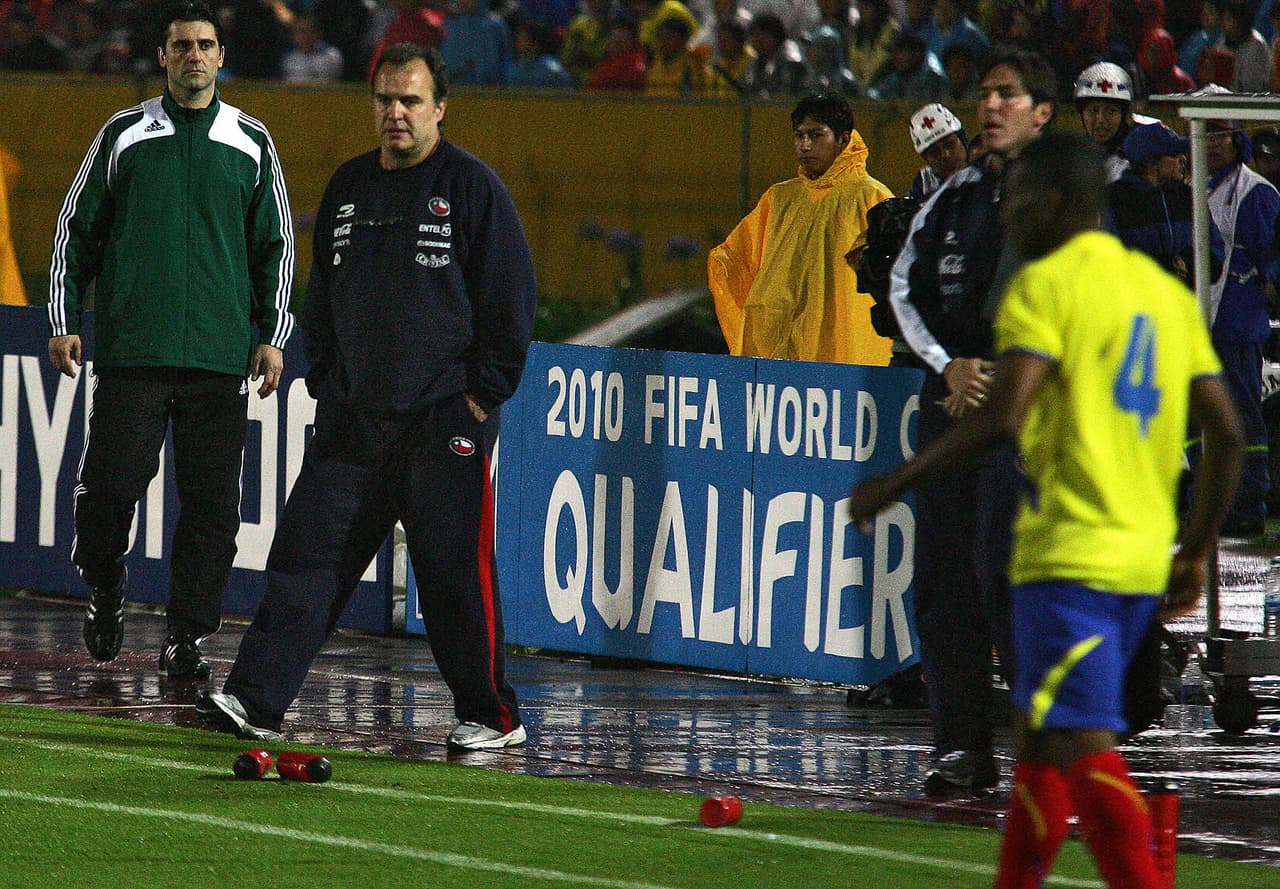 Con Marcelo Bielsa, Chile calificó en segundo puesto de la Conmebol rumbo a Sudáfrica 2010. Pero las tácticas de 'El Loco' se basan en el movimiento constante y los suyos se quedaron sin oxígeno en Quito cayendo 1-0 con 'La Tri'.