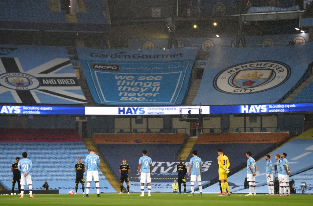 En todo los juegos de la Premier League se mostrará respeto por los fallecidos de COVID-19 con un minuto de silencio.