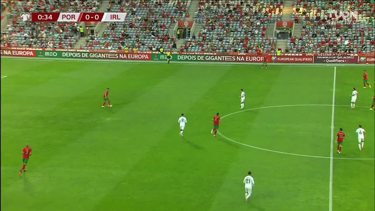 Arranca el partido y la pelota está en juego.