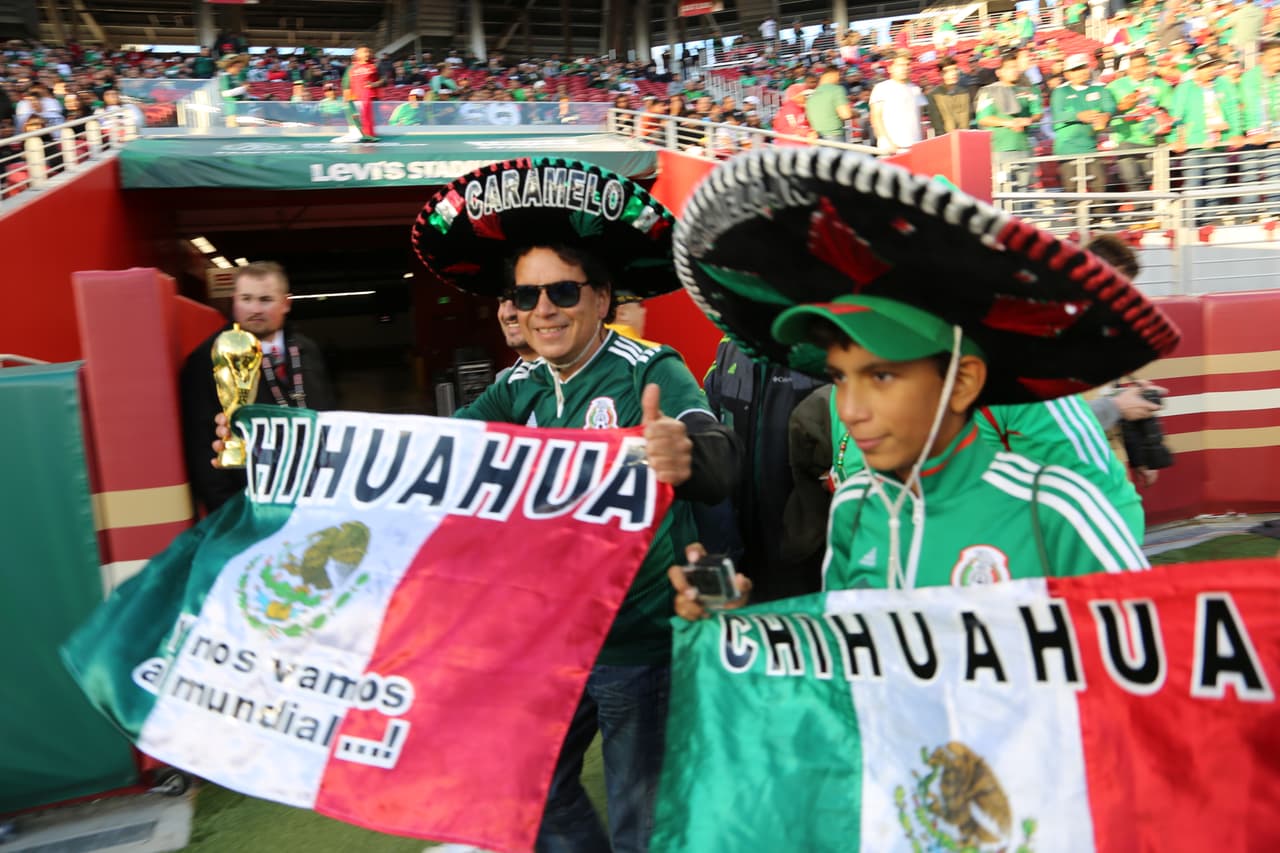 Seguimiento gráfico de los trabajos en cancha de los jugadores, las características del escenario y hasta la alegría de los asistentes en el Levi's Stadium en el partido de México contra Islandia.