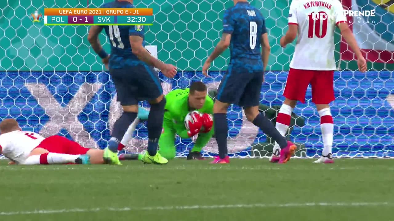 ¡TIRO ATAJADO! disparo por Juraj Kucka.