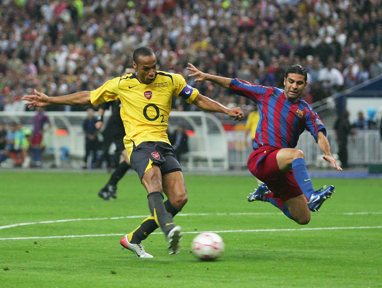 En la temporada 2005-2006 el Arsenal estuvo cerca de ganar la UEFA Champions League, cayó en la Final 2-1 con el Barcelona en el Stade de France, con Thierry Henry (izquierda) como capitán.