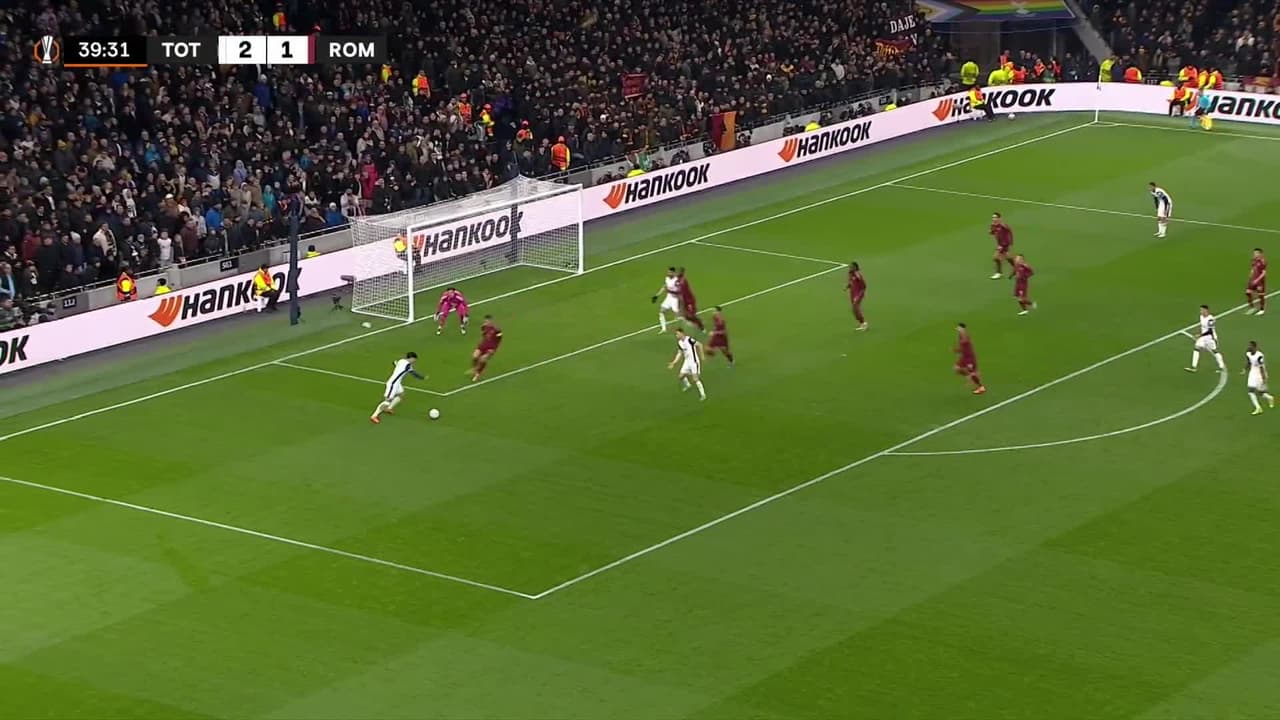 ¡TIRO ATAJADO! disparo por Son Heung-Min.