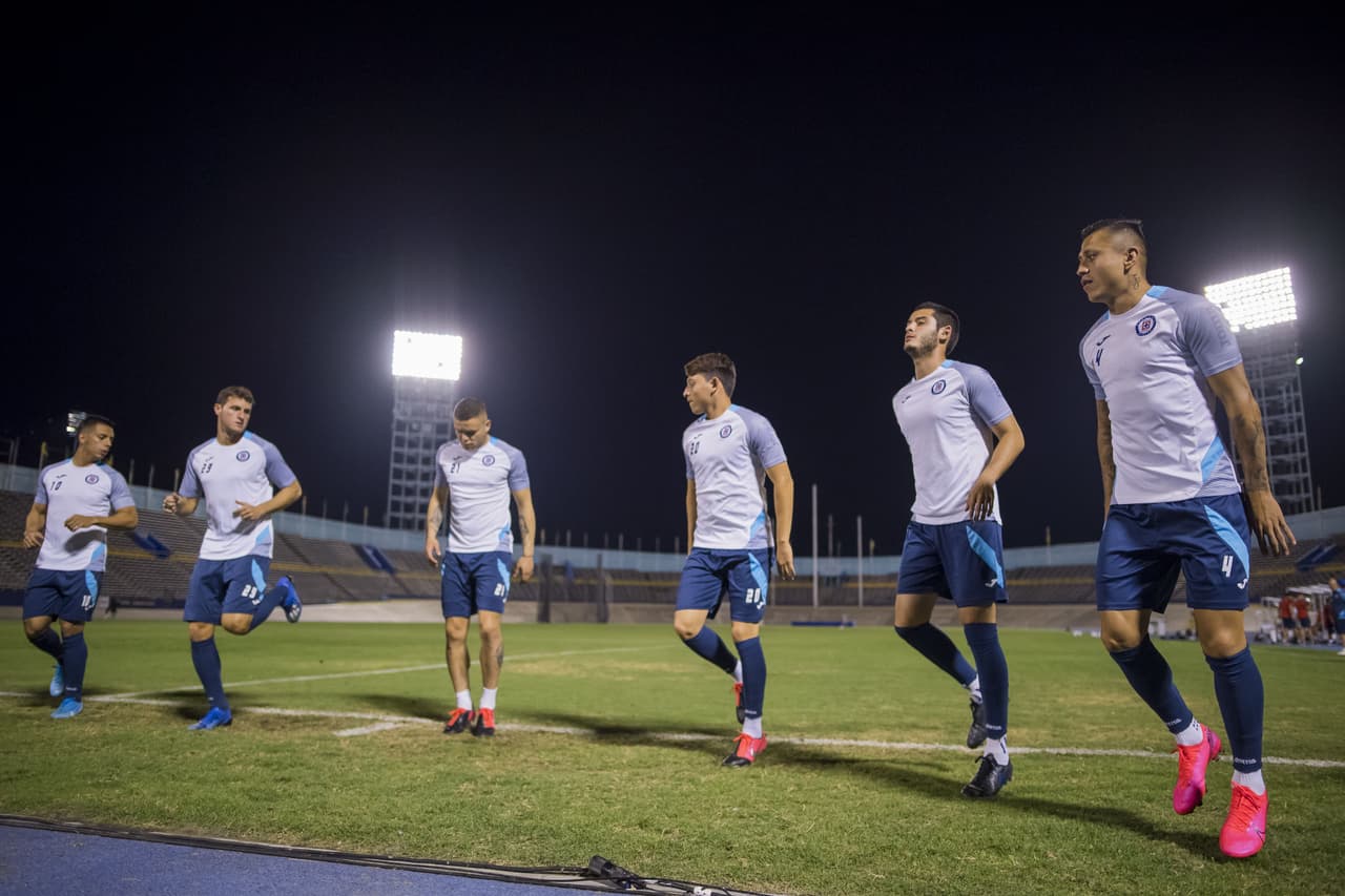 Comienzan los ejercicios de calentamiento y los jugadores no pierden el tiempo para entrar en ritmo.