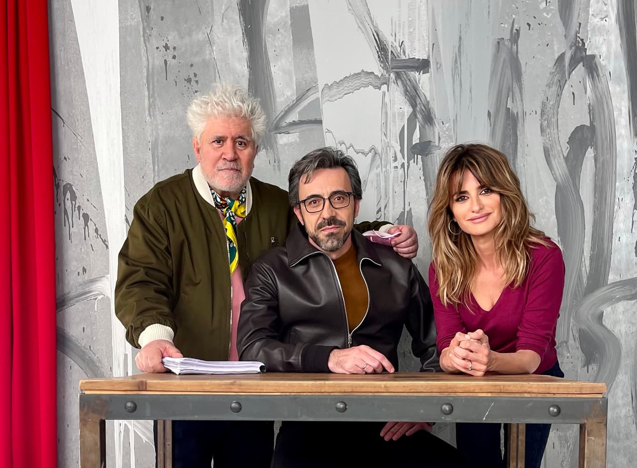 ‘Arrancamos. Comienza el rodaje de ‘Madres Paralelas. Pedro Almodóvar, Israel Elejalde y Penélope Cruz en el set’, se lee al pie de la imagen.