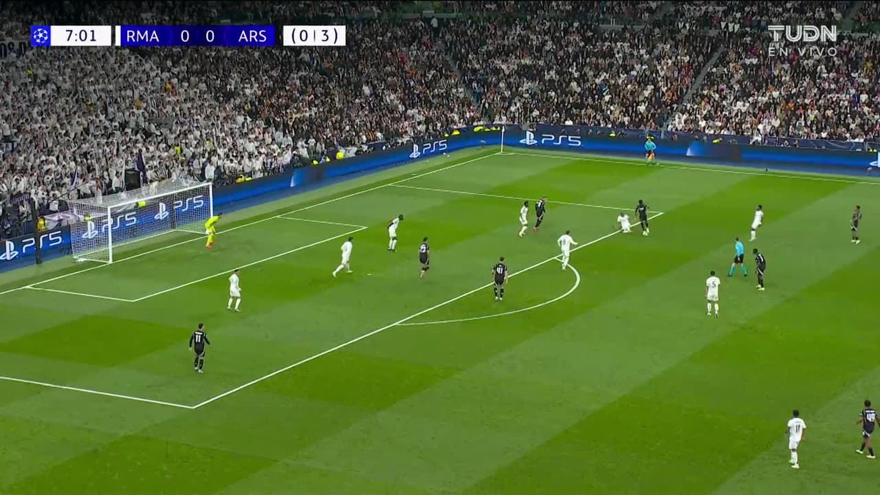 ¡TIRO ATAJADO! disparo por Bukayo Saka.