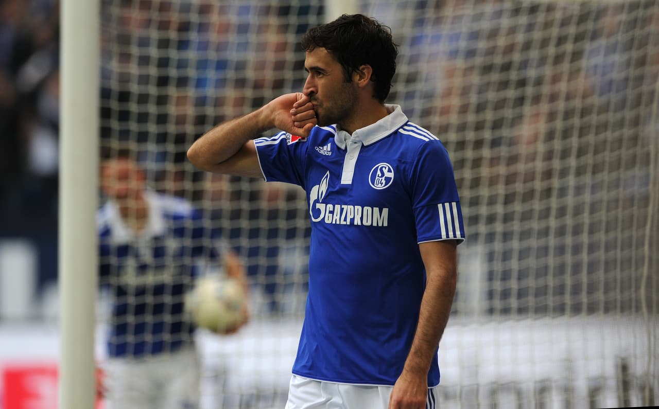 El español Raúl González hizo célebre el beso a su puño, donde estaría su anillo en honor a su esposa.