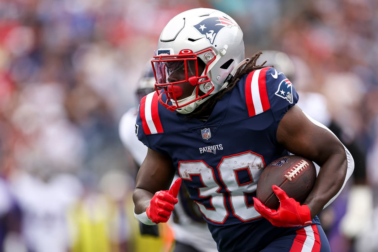 Rhamondre Stevenson es uno de los jugadores más utilizados en el NFL Fantasy 2022.