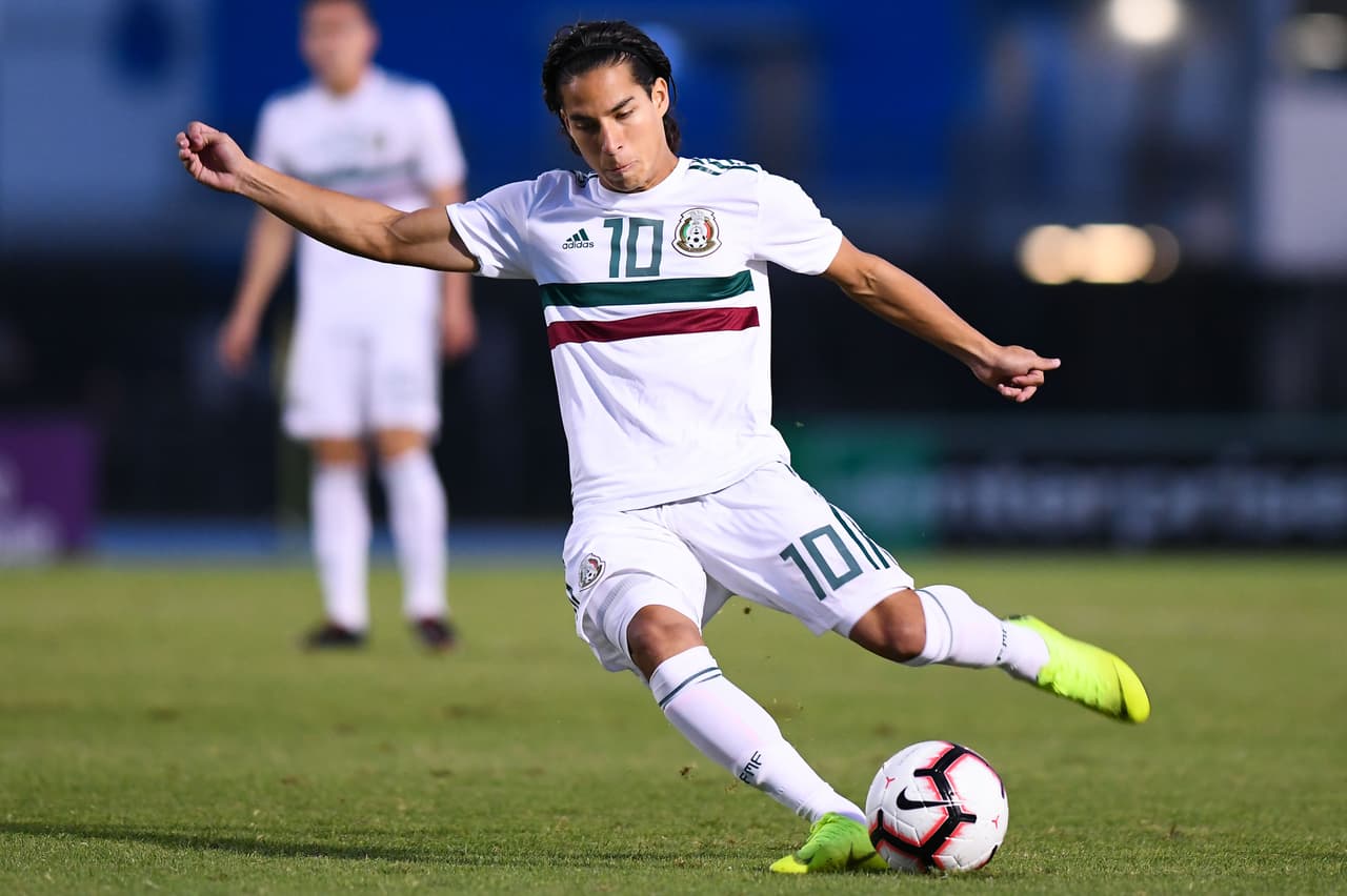 Diego Lainez comenzó con una gran iniciativa en el partido, buscando habilitar a sus compañeros en el centro del campo con su visión de terreno y buen toque de esférico.