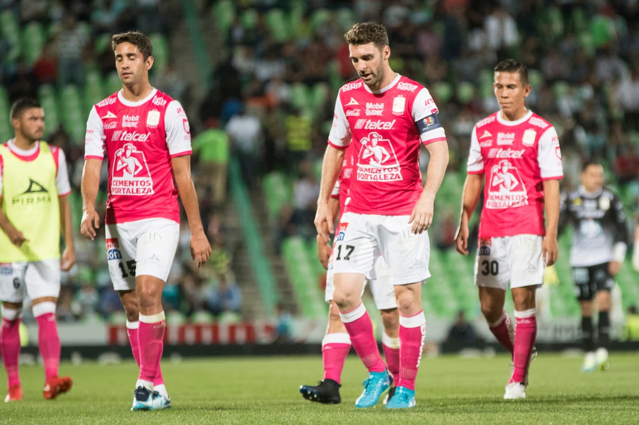 Sin embargo, la alegría fue pasajera y la decepción tra un 5-1 contra Santos en la séptima fecha ponía al equipo en una posición incómoda tras 14 goles recibidos en tres partidos.