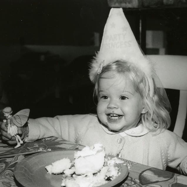 La ganadora del Oscar celebró el cumpleaños número 22 de su hija Ava, al compartir una adorable foto de bebé de un cumpleaños pasado.