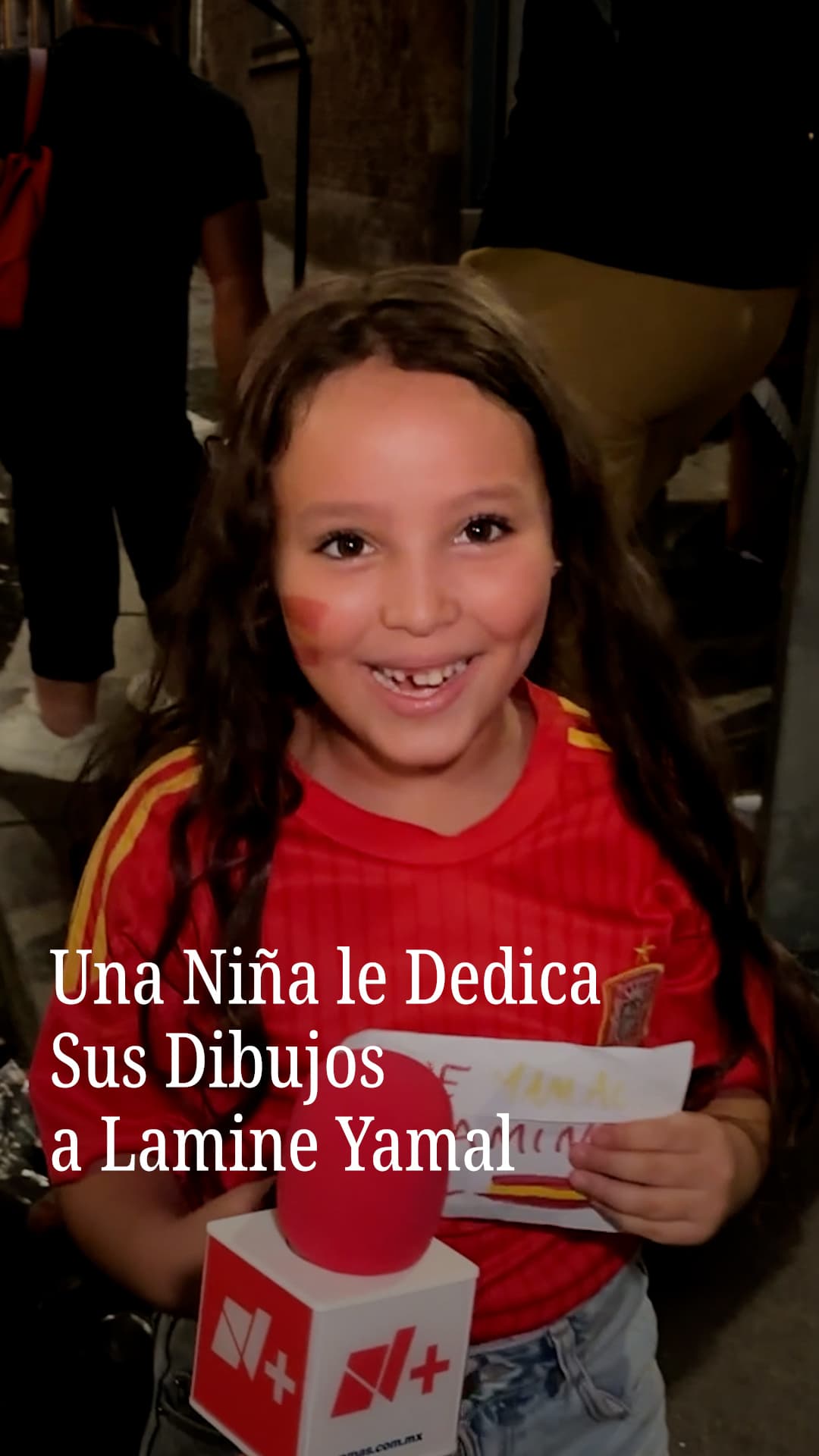 Una niña le dedica sus dibujos a Lamine Yamal