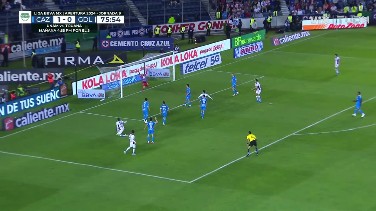 ¡Qué cerquita estuvo Chivas de empatar! La Hormiga revienta al travesaño