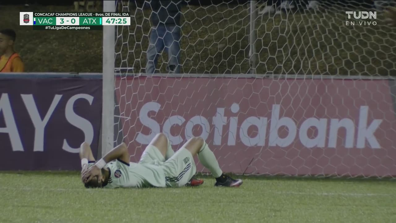 ¡Autogol de ‘volea’! Craso error de Amro Tarek y 3-0 para el Violette