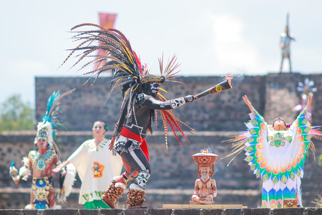 La llama que arderá en el pebetero de los Juegos Panamericanos de Lima 2019 fue creada en la ceremonia del fuego nuevo, ritual celebrado a la manera de la civilización Mexicas en las pirámides de Teotihuacán.
