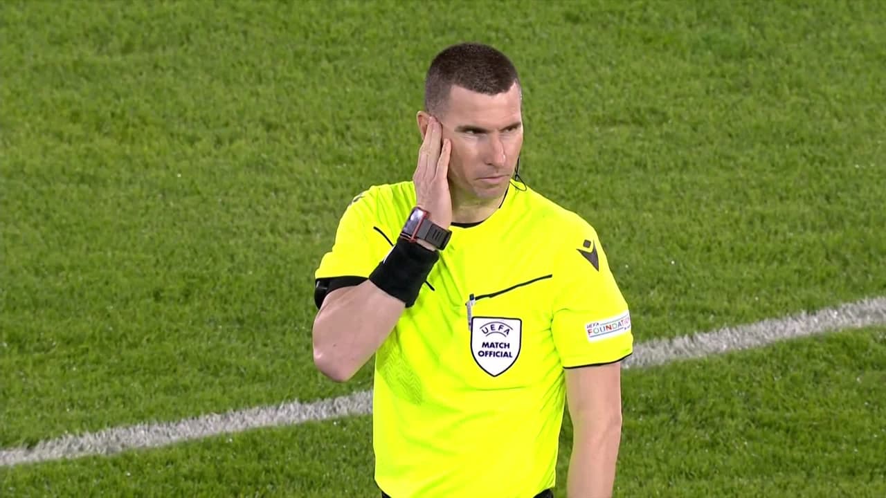 Arranca el partido y la pelota está en juego.