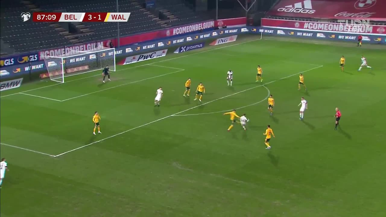 ¡TIRO ATAJADO! disparo por Dries Mertens.