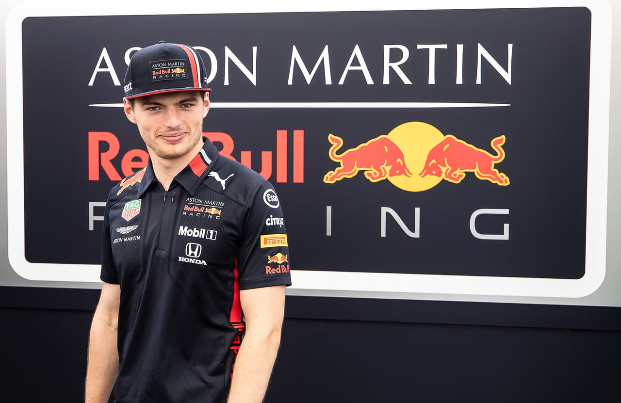 En Graz, a pocos kilómetros del Circuito Red Bull Ring en Spielberg, Max Verstappen encendió la actividad del Gran Premio de Austria con una visita a los aficionados, así como la tienda oficial de la escudería en la ciudad. A partir de este viernes los motores se encenderán con las primeras sesiones libres.