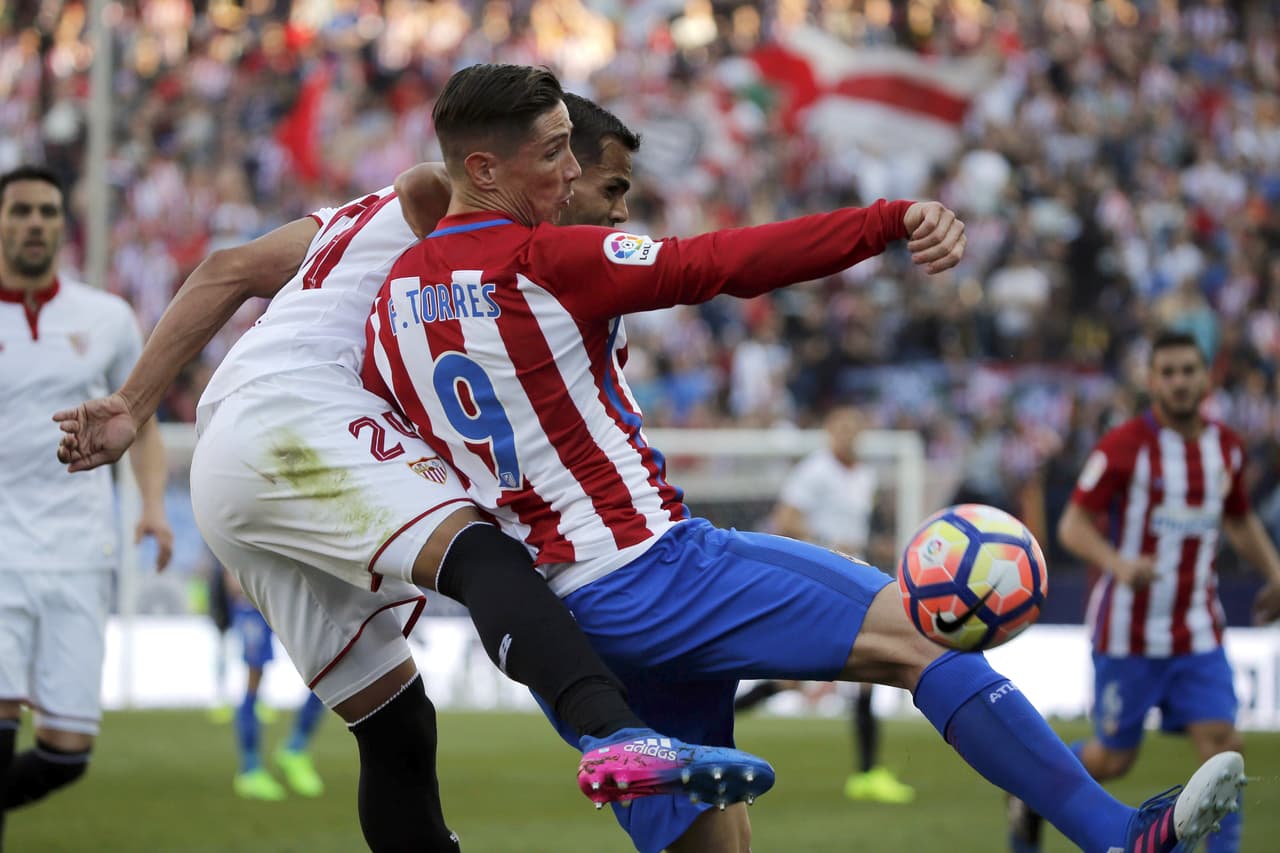Fernando Torres entró al campo, en su reaparición tras un encuentro tras el choque que le dejó inconsciente el pasado 2 de marzo en Riazor.