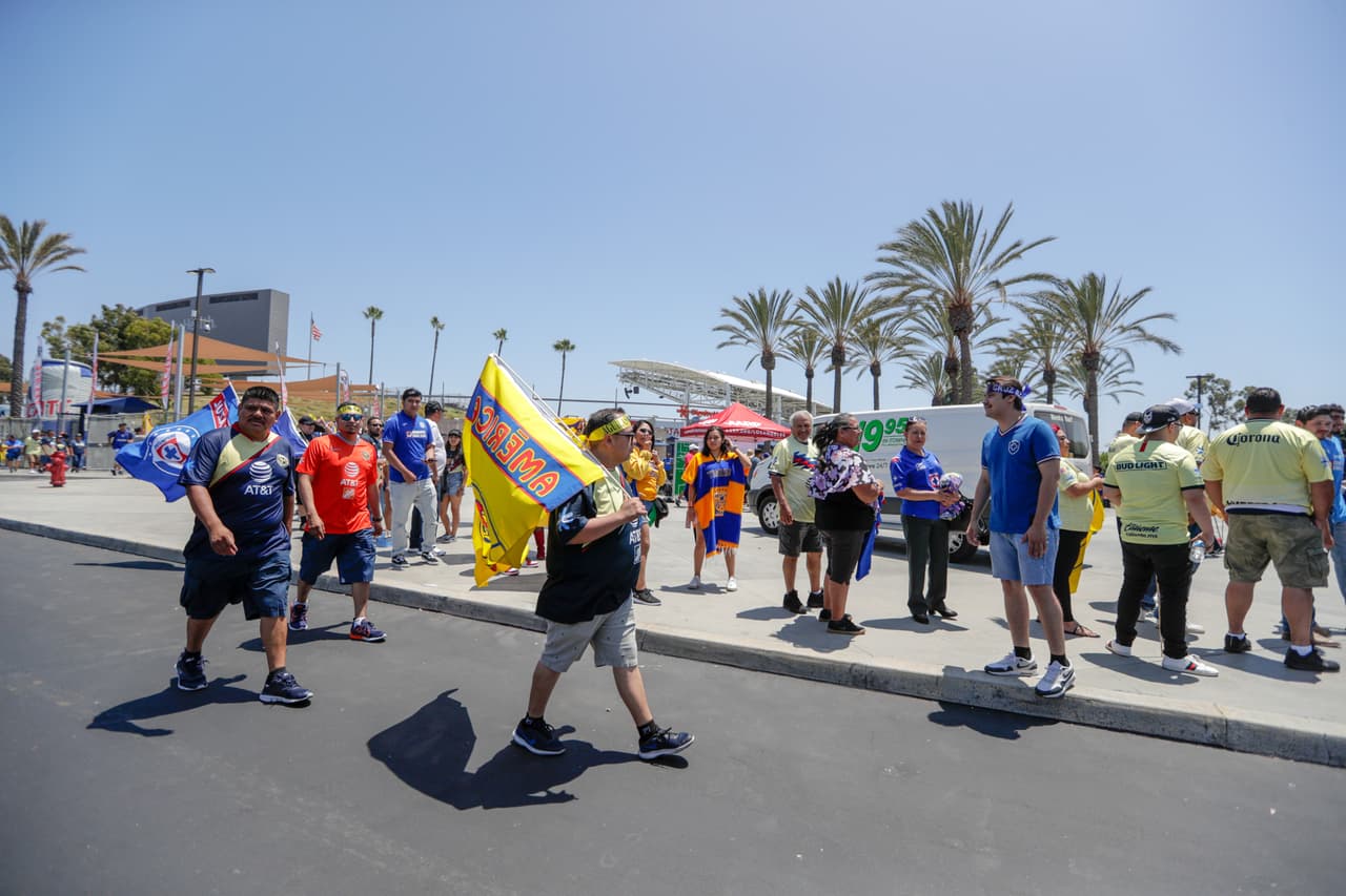 Con este gran ambiente y colorido, los apasionados fans de Necaxa y Cruz Azul, le dieron la bienvenida a sus amados clubes previo a que disputaran la Supercopa MX, que congrega a los dos pasados monarcas de las ediciones recientes de la Copa MX en un trofeo que desata pasiones. Así se vivió el color antes del arranque del cotejo en Los Ángeles.