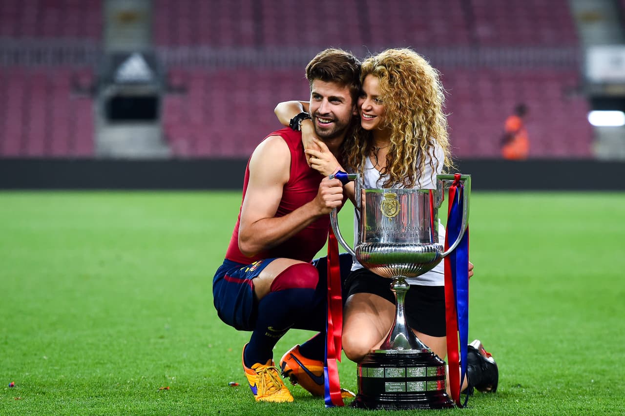 Gerard Piqué y Shakira - El defensa del Barcelona quedó flechado por la colombiana por los días del Mundial de Sudáfrica 2010. Aún no se han casado y ya tienen dos hijos.
