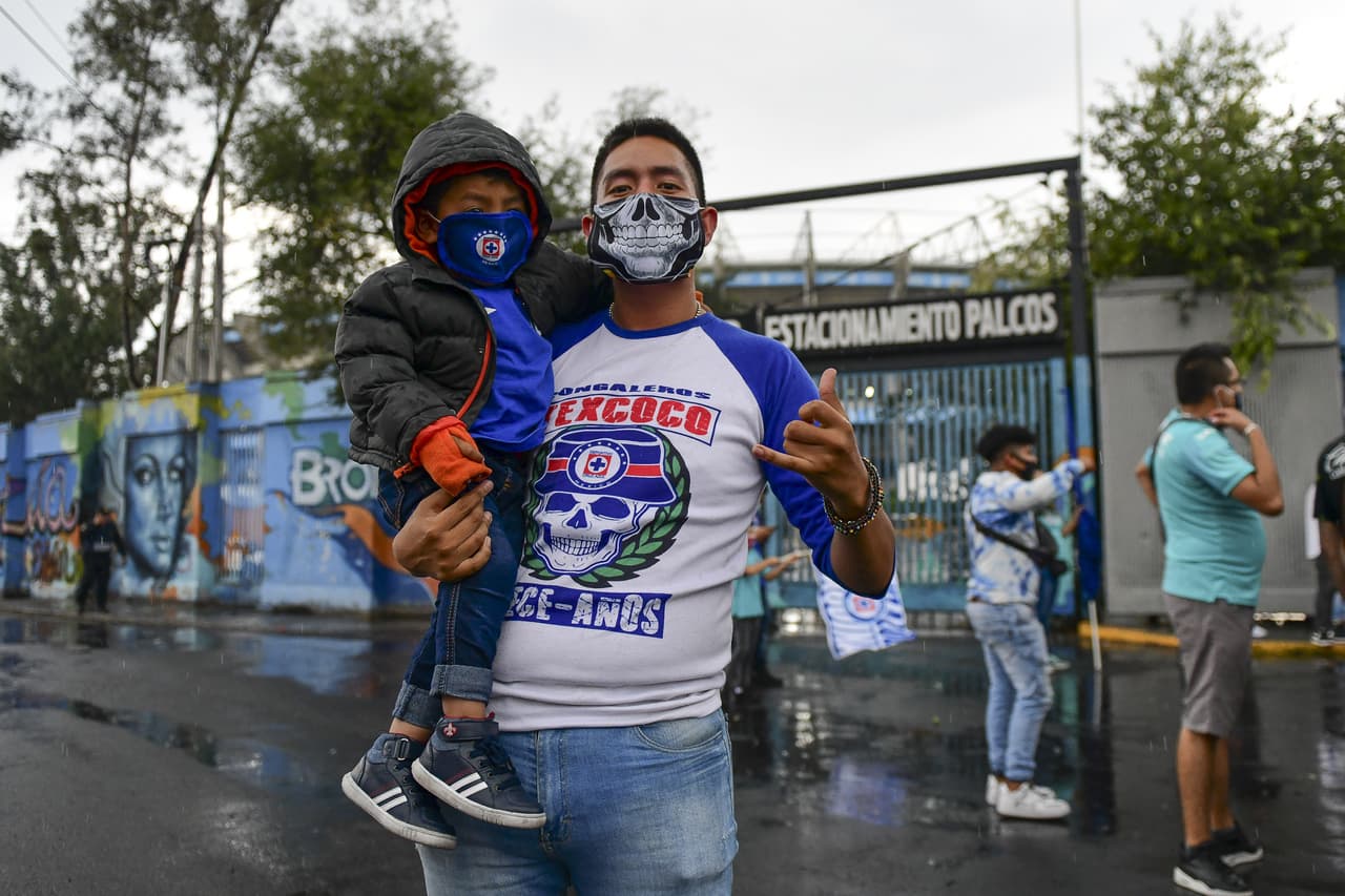 Algunos aficionados de la Máquina del Cruz Azul hicieron un pequeño viaje desde ecatepec para apoyar a sus futbolistas minutos antes de que inicie el clásico joven.