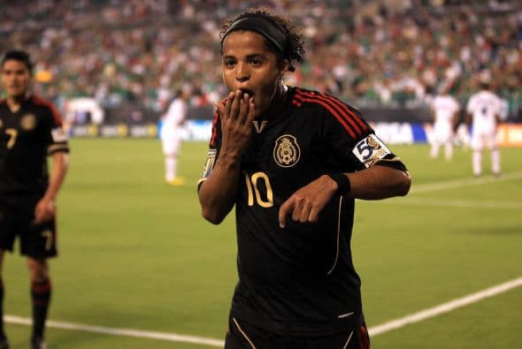 Aunque no llegó a ser titular con el Barcelona Dos Santos mantuvo un lugar en la selección mexicana, ya fuera en eliminatorias rumbo al Mundial o para disputar la Copa Oro.