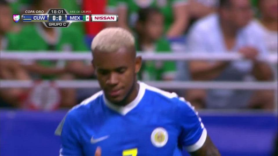 Disparo afuera de Leandro Bacuna