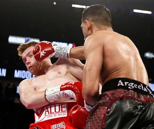 Saúl 'Canelo' Álvarez aplicó cloroformo puro a Amir Khan y defendió con éxito el cinturón medio del Consejo Mundial de Boxeo. El mexicano noqueó al británico en seis rounds en la T-Mobile de Las Vegas.