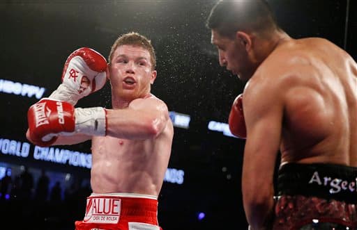 Saúl 'Canelo' Álvarez aplicó cloroformo puro a Amir Khan y defendió con éxito el cinturón medio del Consejo Mundial de Boxeo. El mexicano noqueó al británico en seis rounds en la T-Mobile de Las Vegas.