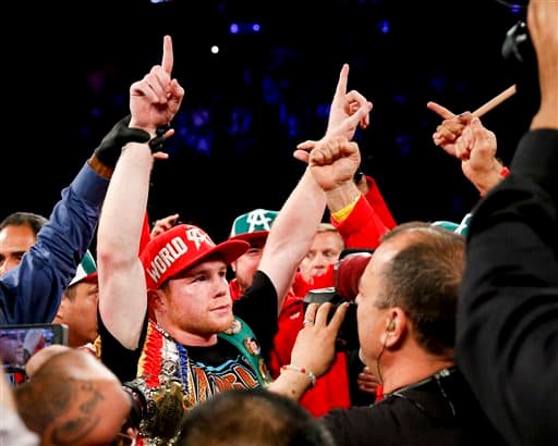 Saúl 'Canelo' Álvarez aplicó cloroformo puro a Amir Khan y defendió con éxito el cinturón medio del Consejo Mundial de Boxeo. El mexicano noqueó al británico en seis rounds en la T-Mobile de Las Vegas.
