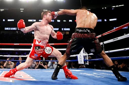 Saúl 'Canelo' Álvarez aplicó cloroformo puro a Amir Khan y defendió con éxito el cinturón medio del Consejo Mundial de Boxeo. El mexicano noqueó al británico en seis rounds en la T-Mobile de Las Vegas.
