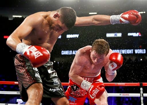 Saúl 'Canelo' Álvarez aplicó cloroformo puro a Amir Khan y defendió con éxito el cinturón medio del Consejo Mundial de Boxeo. El mexicano noqueó al británico en seis rounds en la T-Mobile de Las Vegas.
