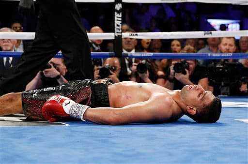 Saúl 'Canelo' Álvarez aplicó cloroformo puro a Amir Khan y defendió con éxito el cinturón medio del Consejo Mundial de Boxeo. El mexicano noqueó al británico en seis rounds en la T-Mobile de Las Vegas.