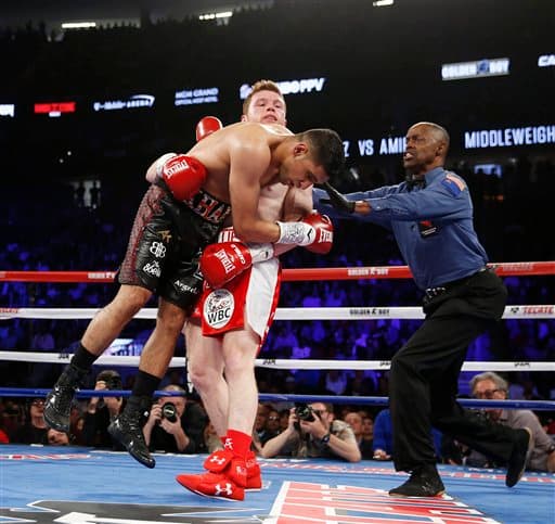 Saúl 'Canelo' Álvarez aplicó cloroformo puro a Amir Khan y defendió con éxito el cinturón medio del Consejo Mundial de Boxeo. El mexicano noqueó al británico en seis rounds en la T-Mobile de Las Vegas.
