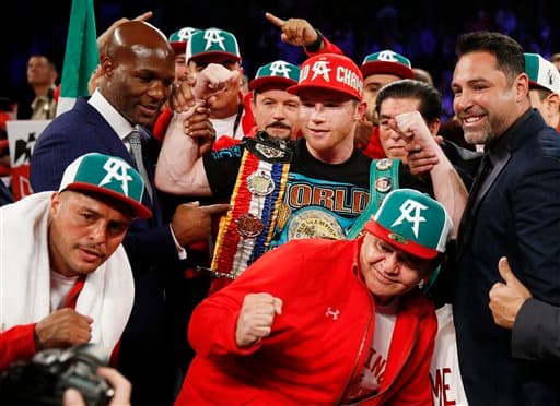 Saúl 'Canelo' Álvarez aplicó cloroformo puro a Amir Khan y defendió con éxito el cinturón medio del Consejo Mundial de Boxeo. El mexicano noqueó al británico en seis rounds en la T-Mobile de Las Vegas.