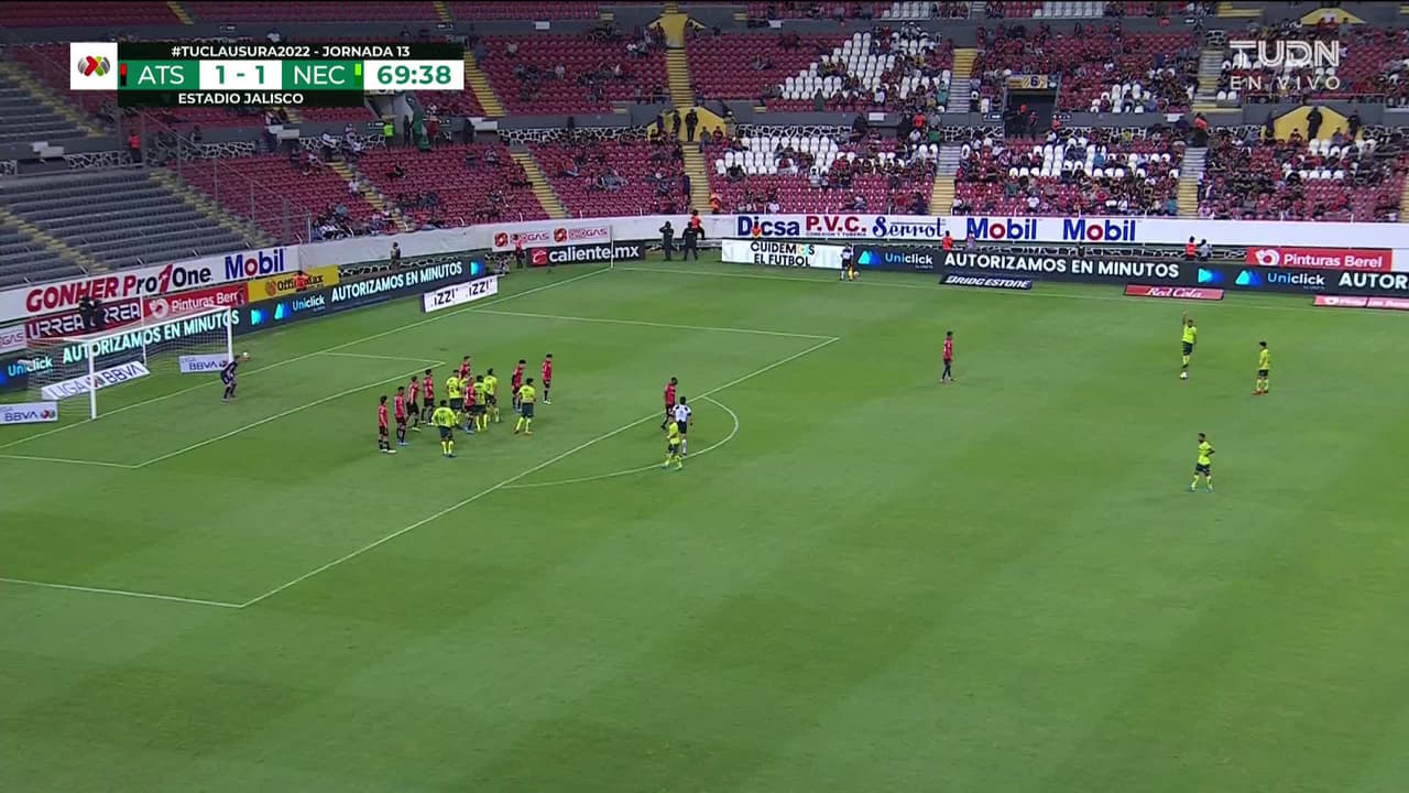 ¡CERCA! Fabricio Formiliano disparó que se estrella en el poste.