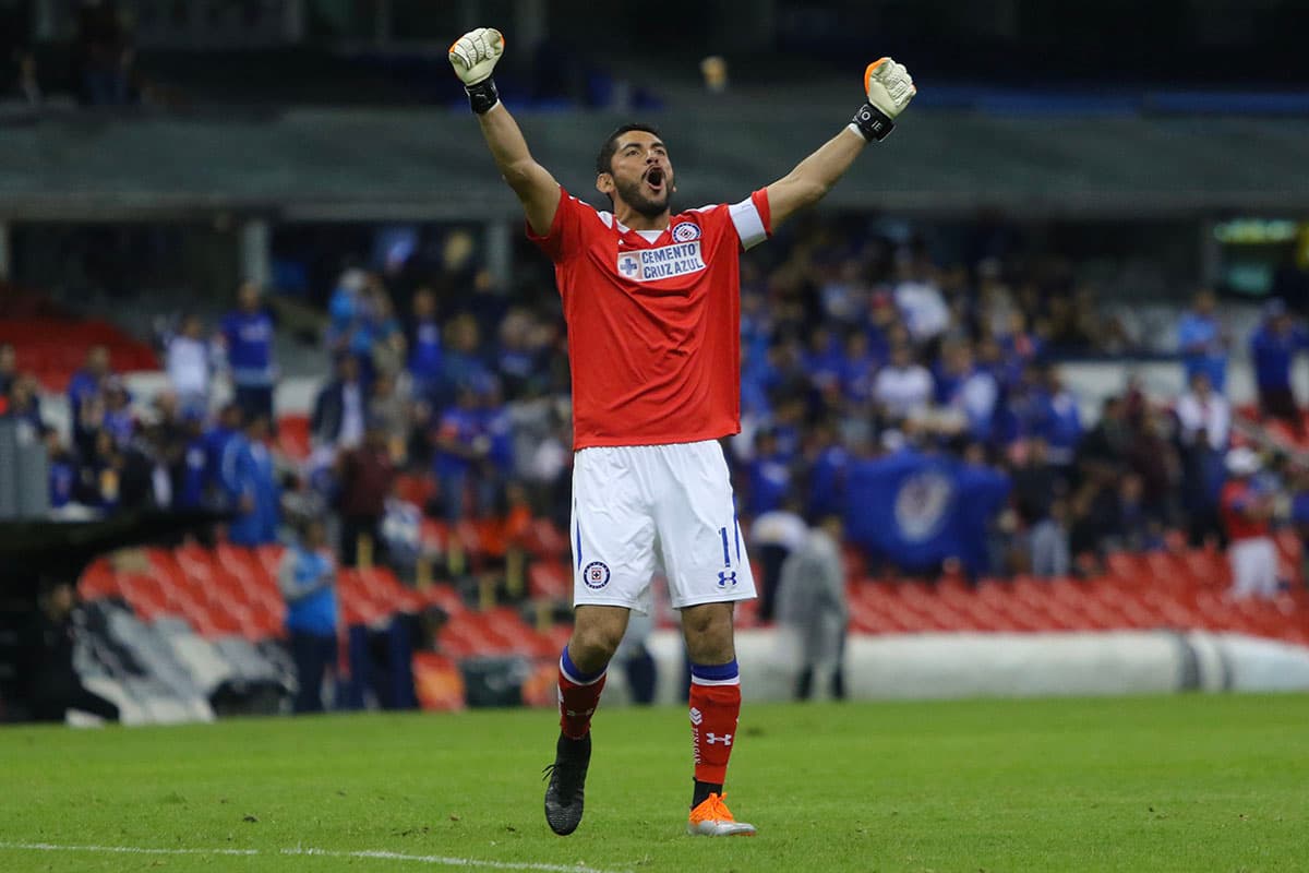 El arquero José de Jesús Corona celebra la victoria, con la particular bota negra de su pierna derecha, debido a un procedimiento médico que tuvo en el pie.