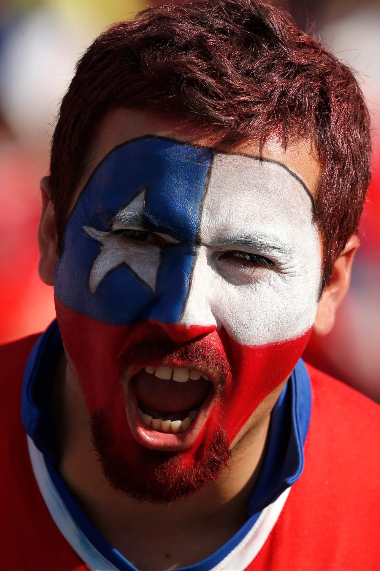 La afición chilena se tiñó de rojo para hacer vibrar a sus jugadores e inspirarlos a levantar la Copa y conquistar la cima del continente por primera ocasión en su historia.