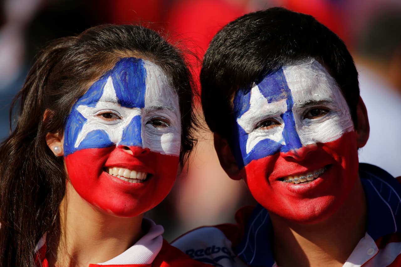La afición chilena se tiñó de rojo para hacer vibrar a sus jugadores e inspirarlos a levantar la Copa y conquistar la cima del continente por primera ocasión en su historia.